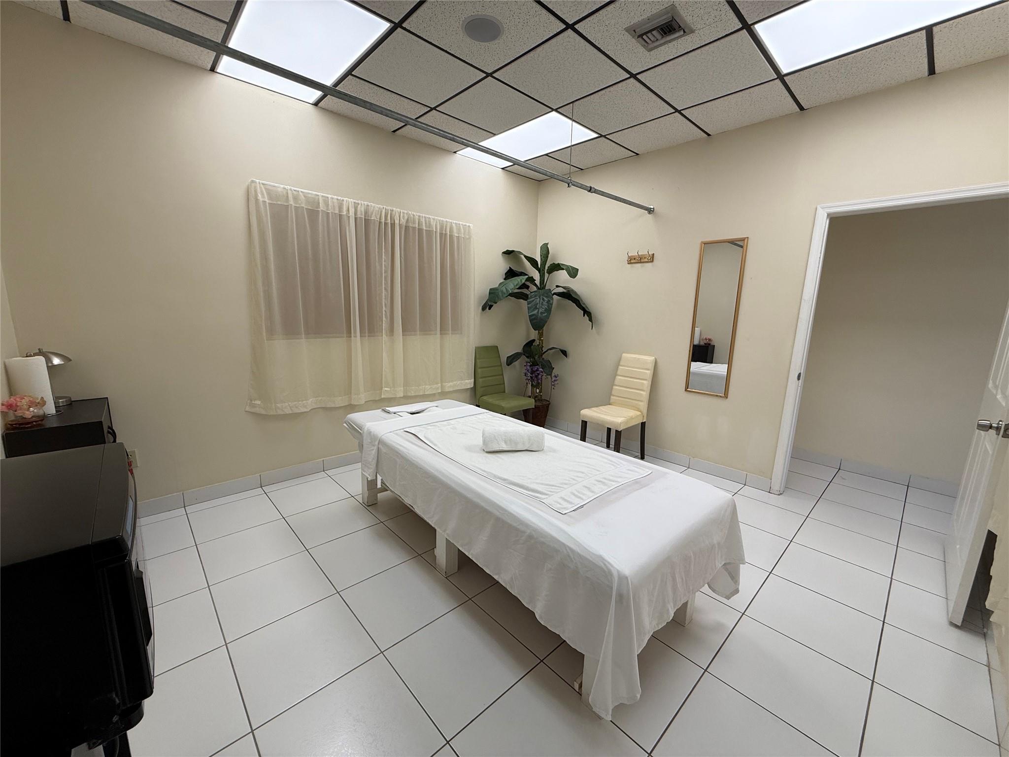 ? Turnkey Spa For Lease | Prime Fort Lauderdale Location ?
?? 1150 SF Turnkey Spa – Ready to Move In!
Located just minutes from the beach in vibrant Fort Lauderdale, this fully built-out spa is the perfect opportunity for your business to thrive.
? Features Include:
• 4 private treatment rooms
• Washer & dryer
• Shower facilities
• Ample FREE parking for clients & staff
• High traffic count – excellent visibility
• Situated in a bustling retail strip alongside other successful businesses
• Surrounded by high-end restaurants and affluent neighborhoods
?? This is a rare opportunity to secure a well-positioned space in a highly desirable area with strong demographics and consistent foot traffic.