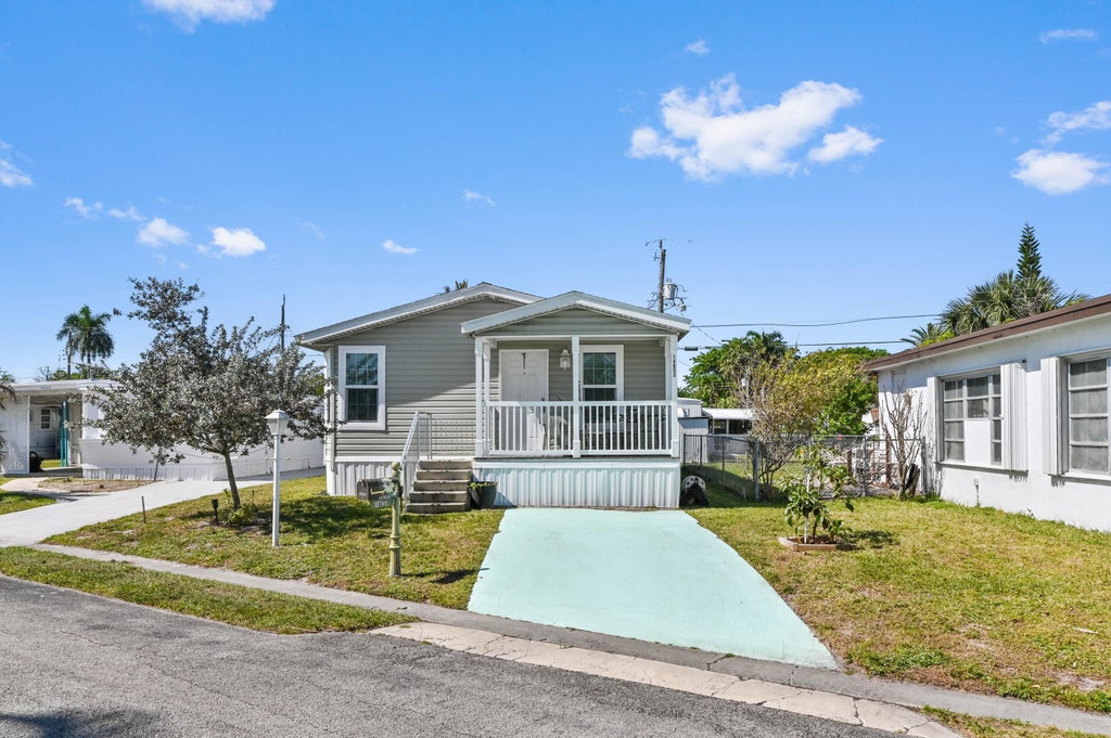 Photo of 14653 Glenview Drive, Delray Beach, FL 33445 (MLS # R11071192)