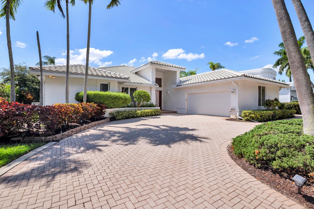 Photo of 12 SUTTON Drive, Boynton Beach, FL 33436 (MLS # B26087310)