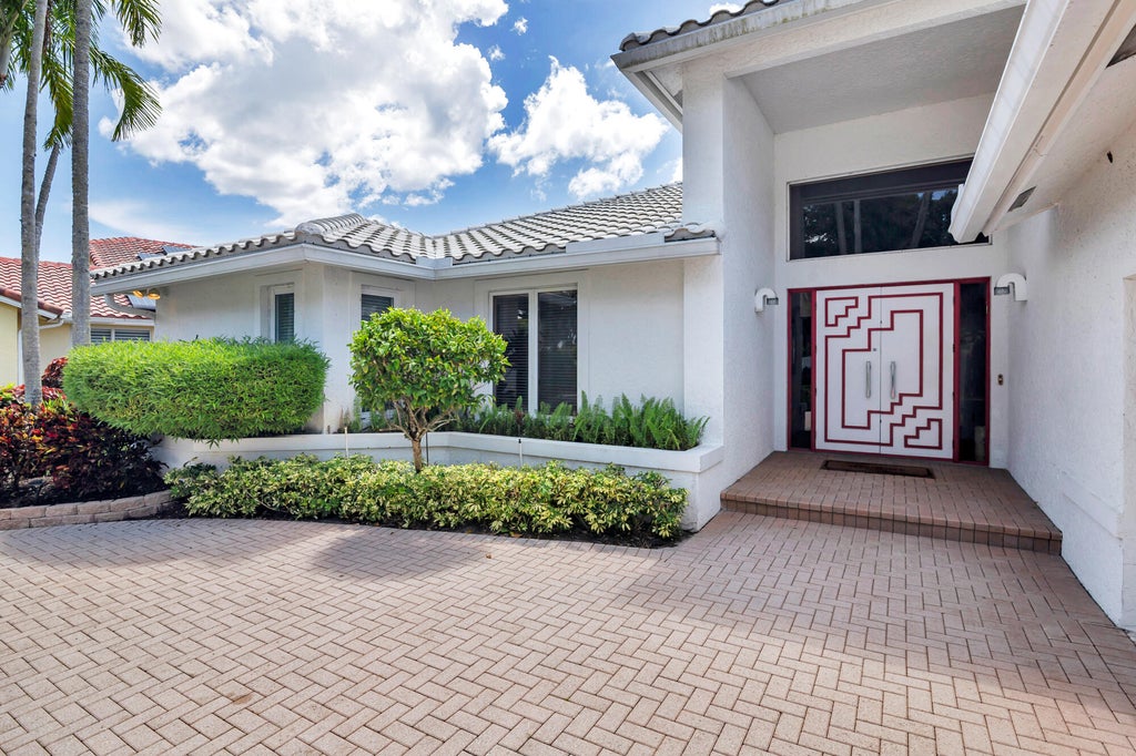 Photo of 12 SUTTON Drive, Boynton Beach, FL 33436 (MLS # B26087310)