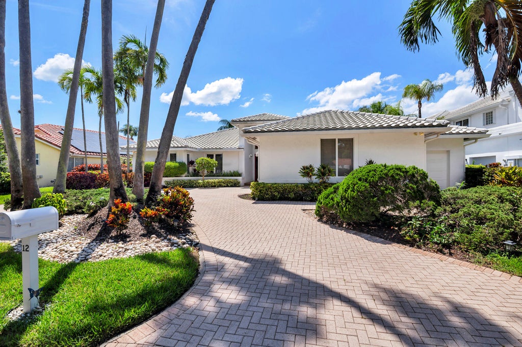 Photo of 12 SUTTON Drive, Boynton Beach, FL 33436 (MLS # B26087310)