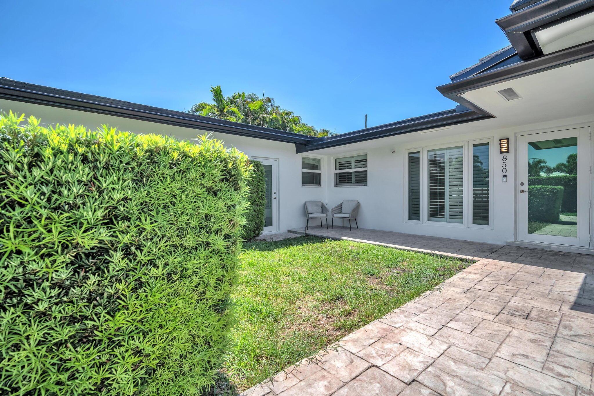 850 W Camino Real