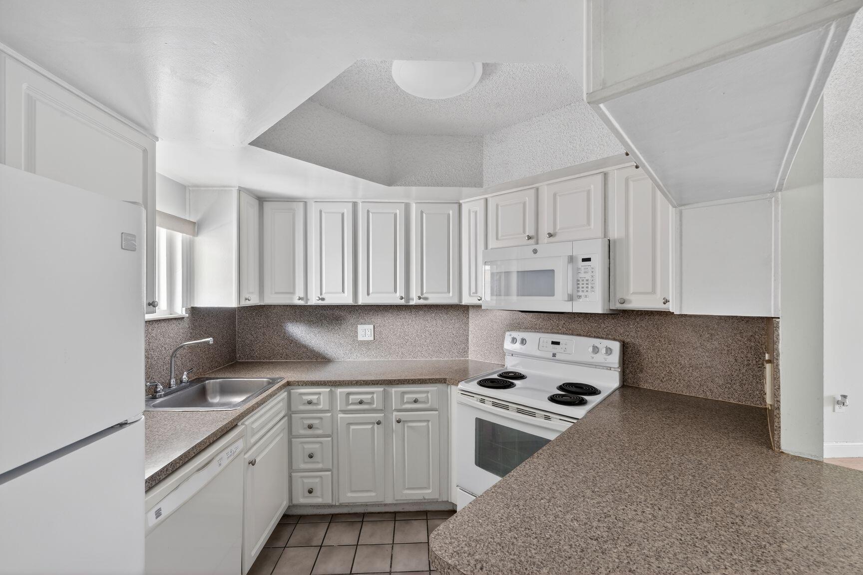 LAS VISTAS AT DORAL CONDO - Residential