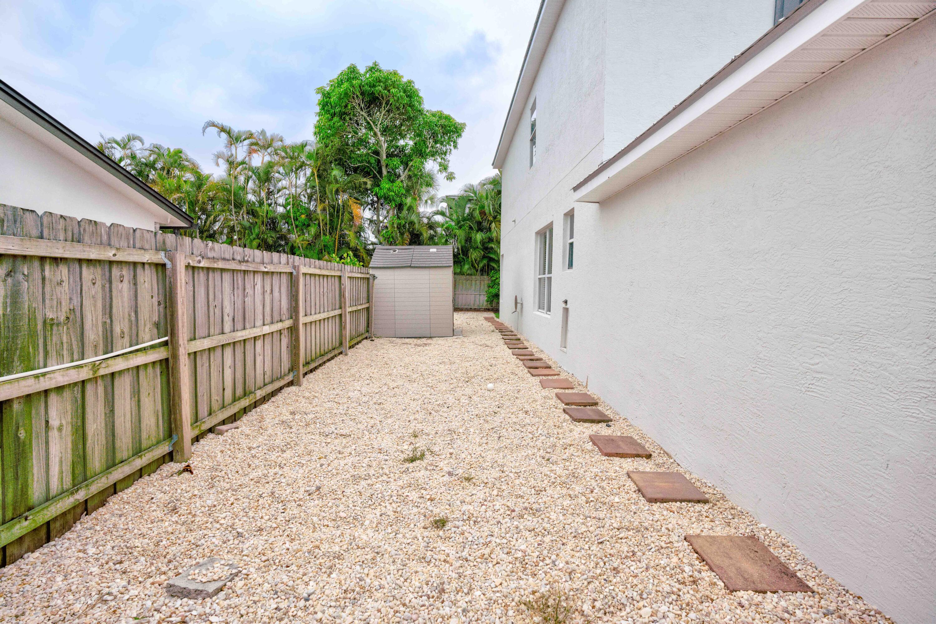 RIO VISTA OF ISLAND SHORES - Residential Lease