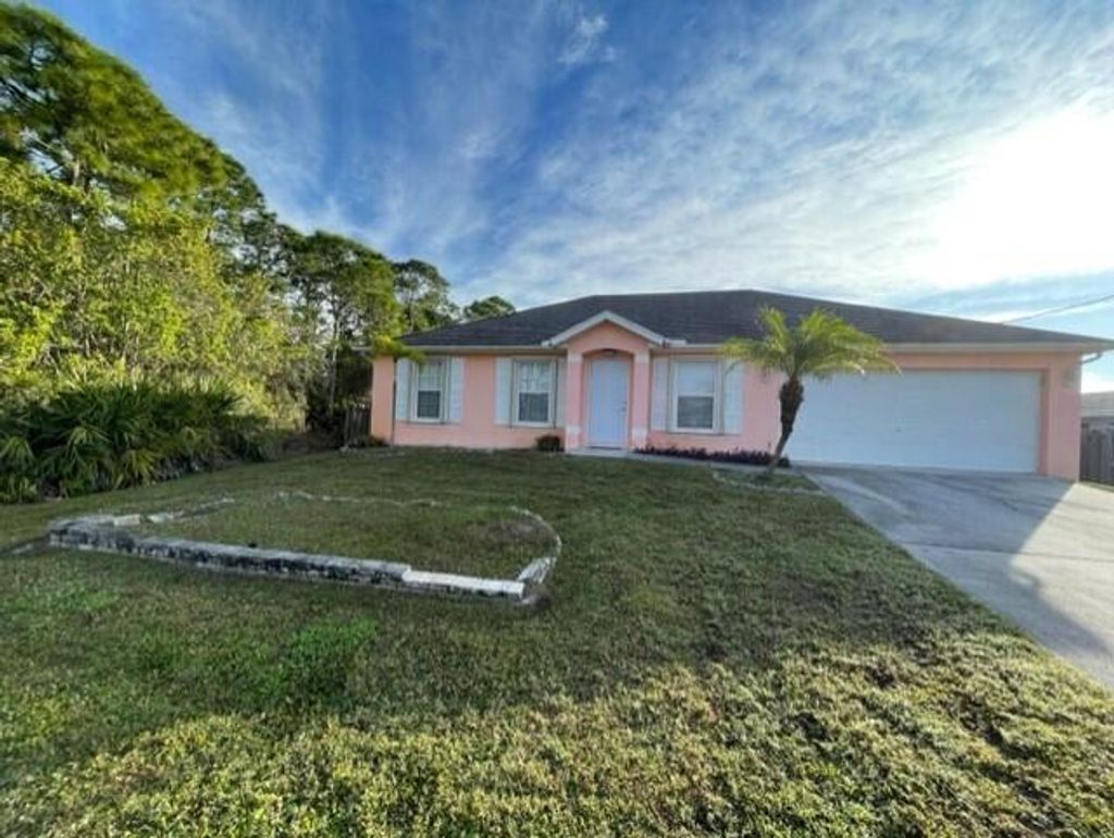 Photo of 5906 Spruce Drive, Fort Pierce, FL 34982 (MLS # R10887913)
