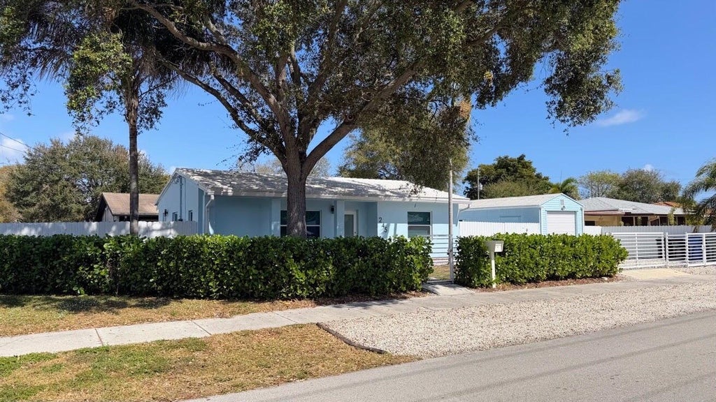 Photo of 245 SW 20TH Street, Fort Lauderdale, FL 33315 (MLS # B26070738)