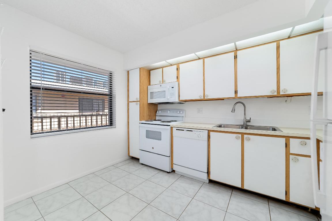 HIDDEN HARBOUR OF THE PALM BEACHES CONDO - Residential