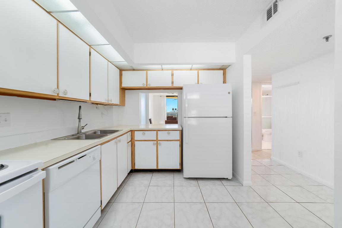 HIDDEN HARBOUR OF THE PALM BEACHES CONDO - Residential