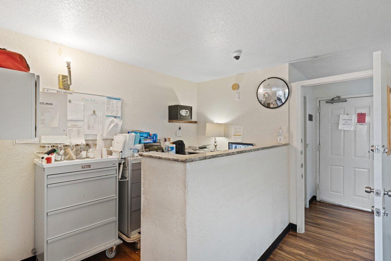 HY-CREST CENTER - Commercial Sale