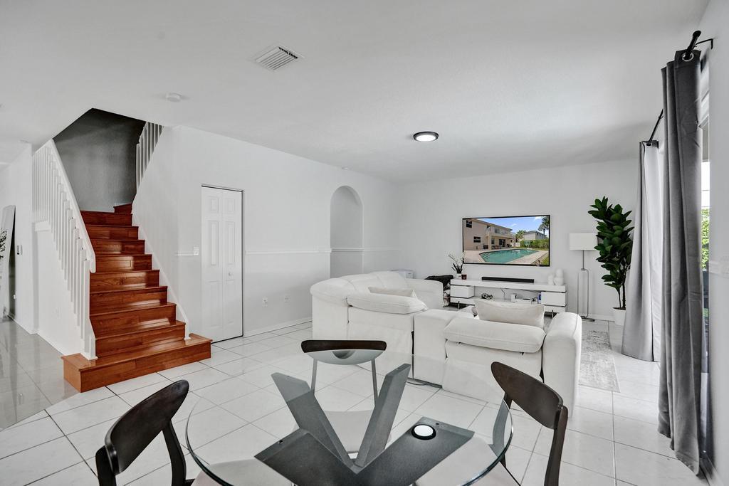 SAPPHIRE POINTE - DIAMOND LAKE - Residential