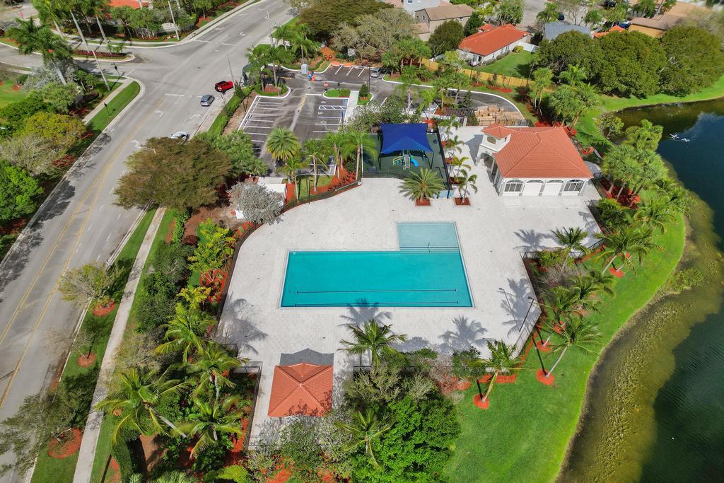 SAPPHIRE POINTE - DIAMOND LAKE - Residential