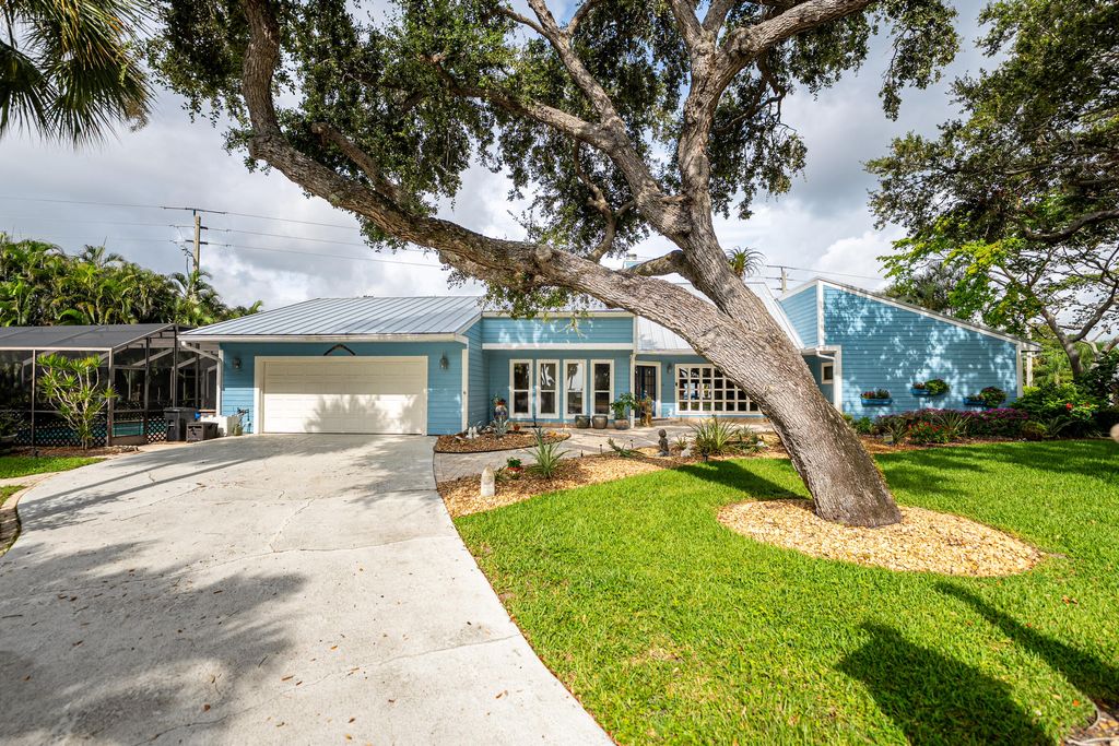 Photo of 2 Palm Court, Stuart, FL 34996 (MLS # R11104834)