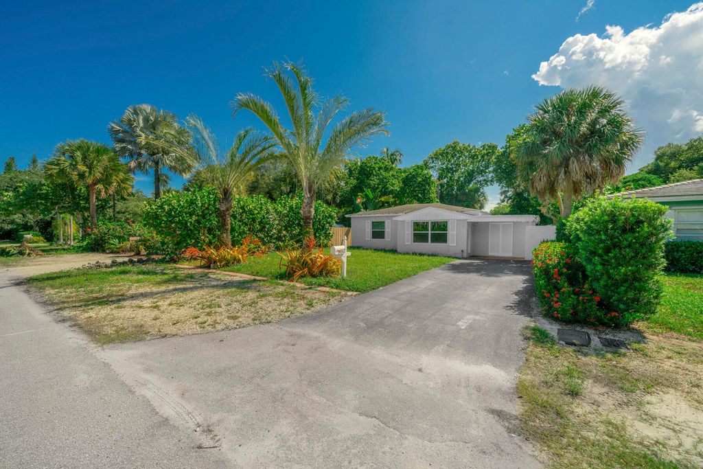 Photo of 842 SW 11th Court, Fort Lauderdale, FL 33315 (MLS # B26005997)