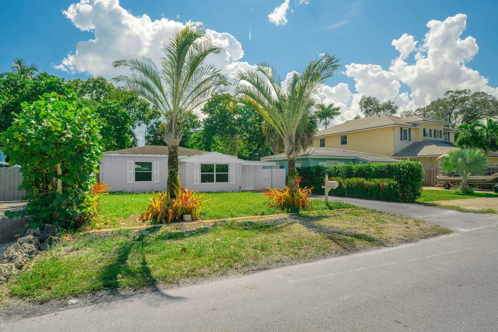 Photo of 842 SW 11th Court, Fort Lauderdale, FL 33315 (MLS # B26005997)