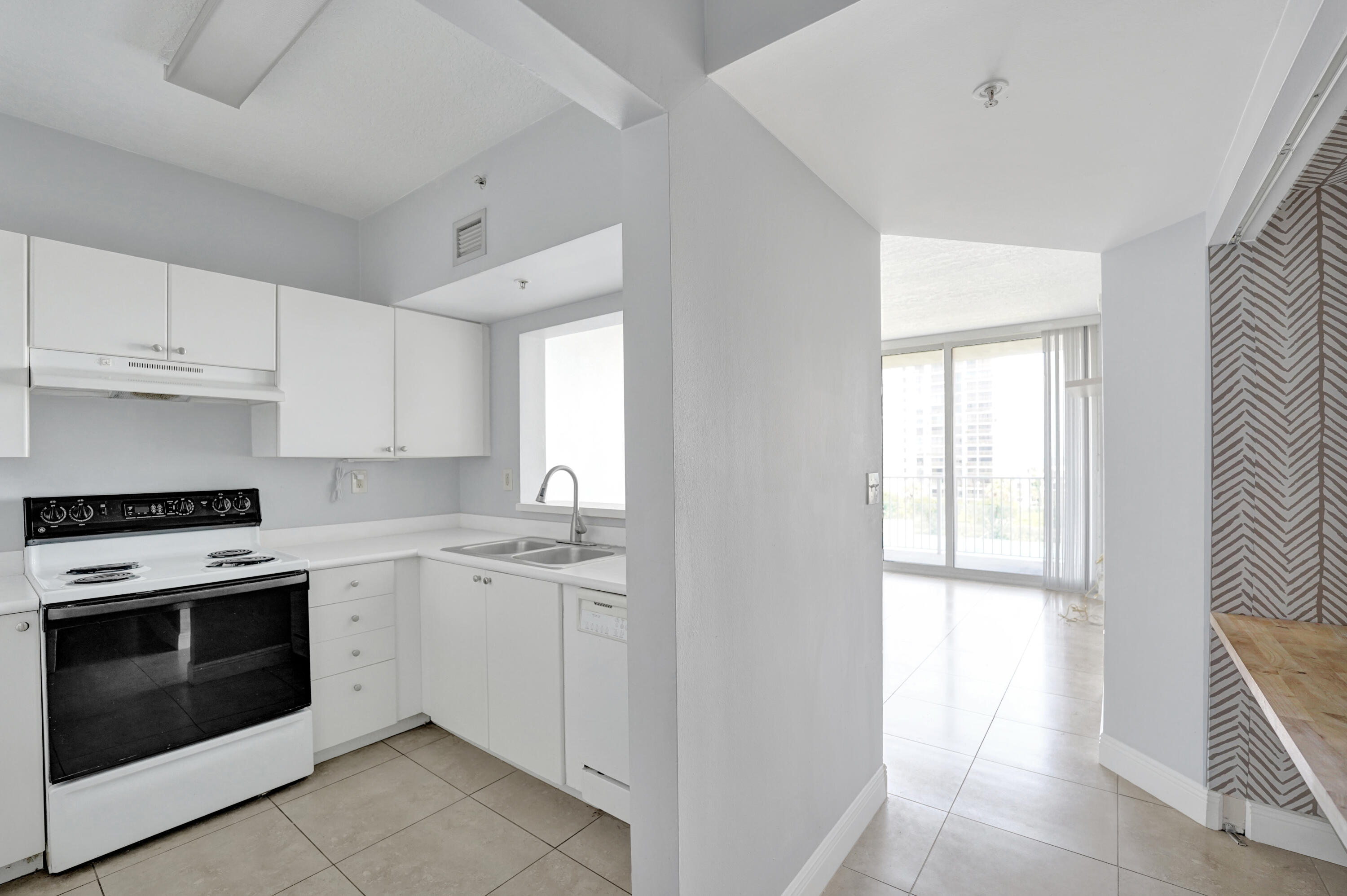 TIDES AT BRIDGESIDE SQUARE - Residential