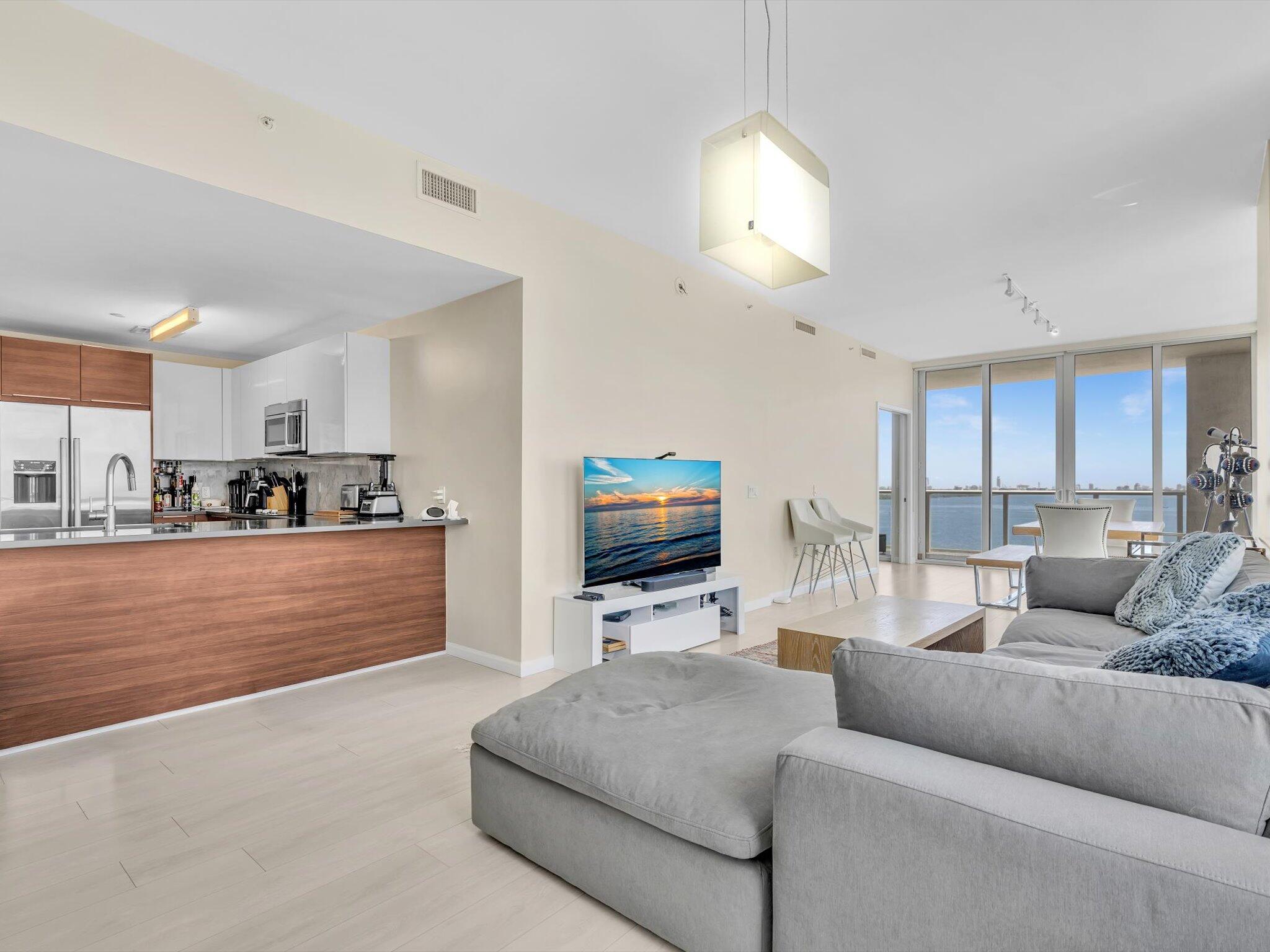 THE CRIMSON CONDO - Residential