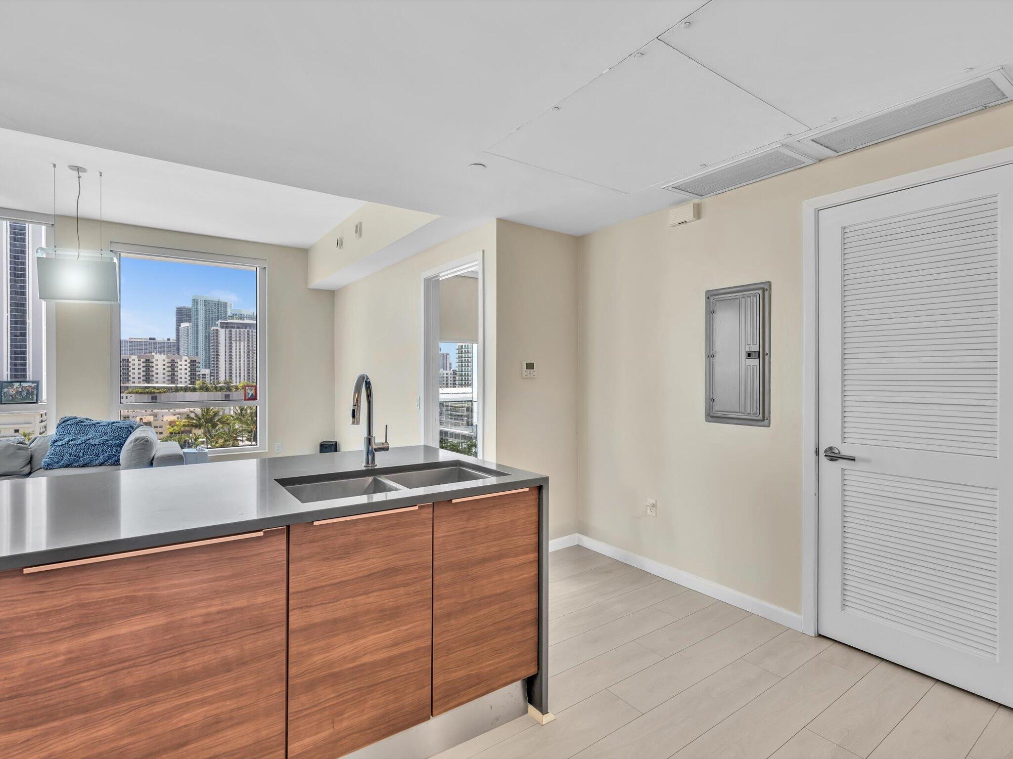 THE CRIMSON CONDO - Residential