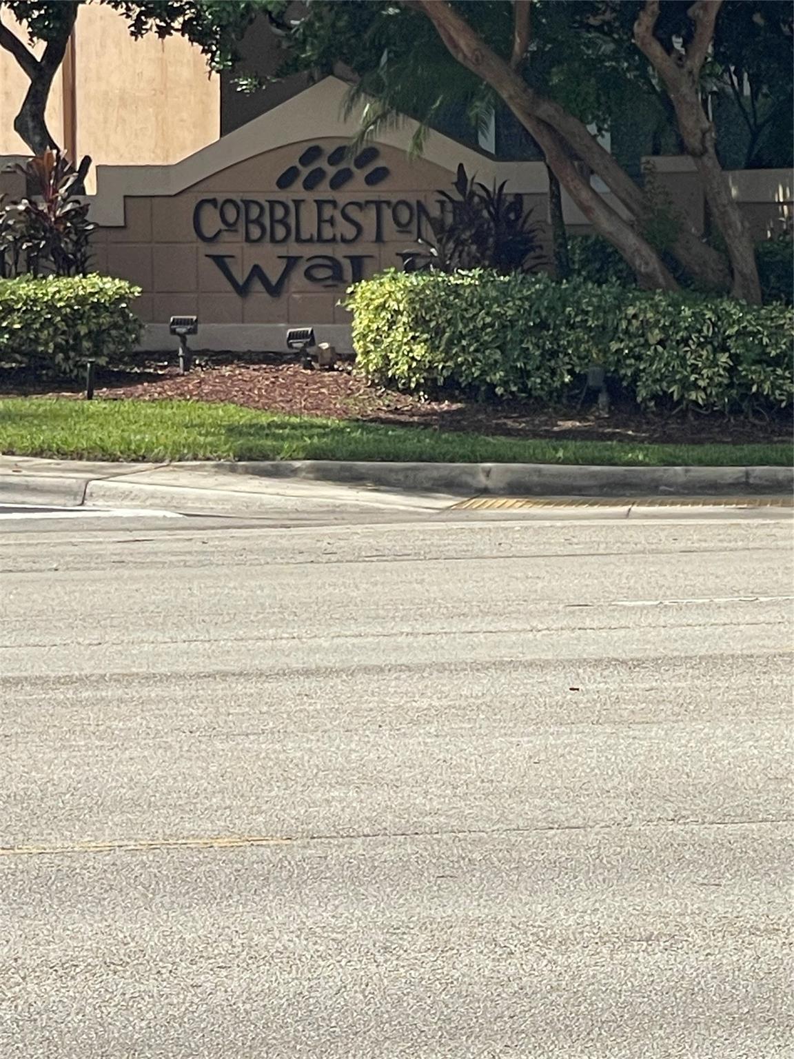 YOUR LOVELY 3/2.5 READY FOR MOVE IN, UPDATED TOWNHOME RESIDENCE IN COBBLESTONE WALK, GATED COMMUNITY, PROPERTY CAN BE LEASED AFTER 1 YEAR! FHA FINANCING APPROVED.