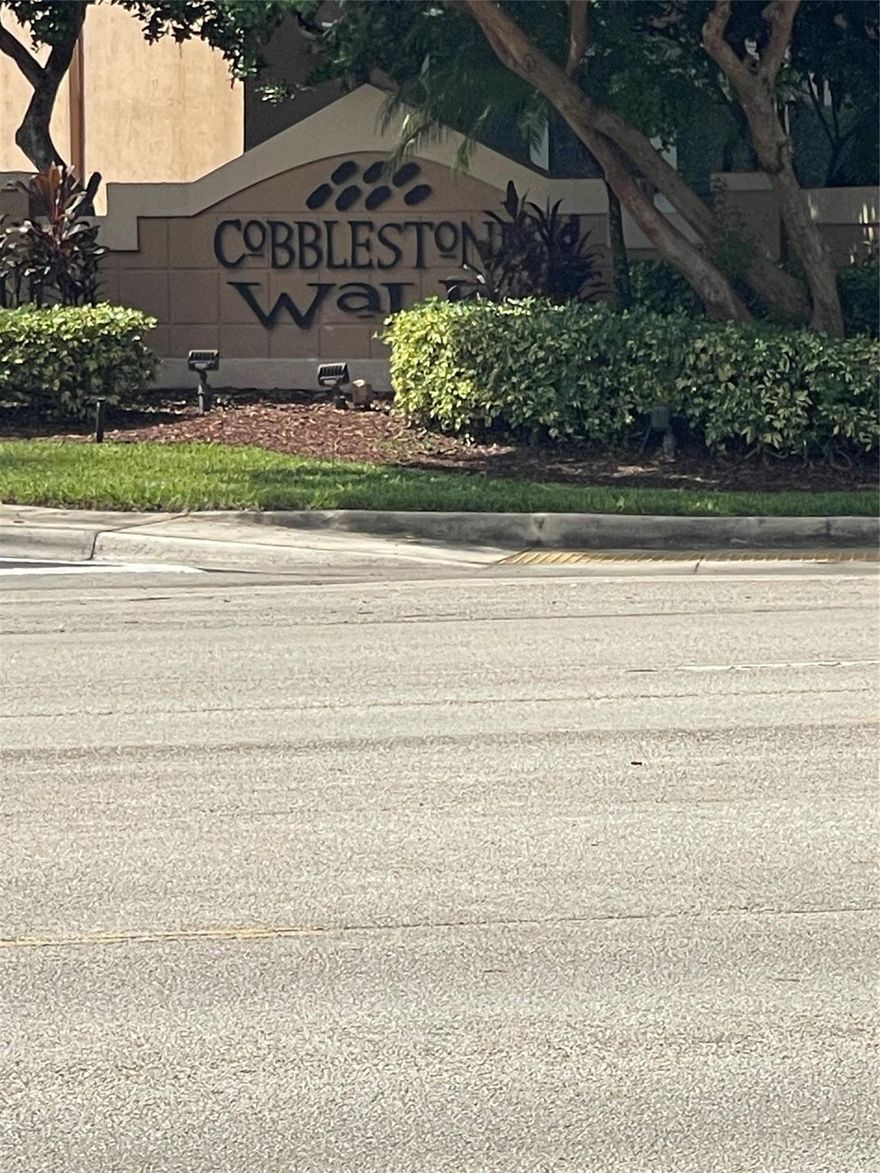 YOUR LOVELY 3/2.5 READY FOR MOVE IN, UPDATED TOWNHOME RESIDENCE IN COBBLESTONE WALK, GATED COMMUNITY, PROPERTY CAN BE LEASED AFTER 1 YEAR! FHA FINANCING APPROVED.