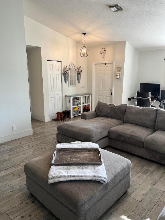 PORT ST LUCIE SECTION 33 - Residential Lease