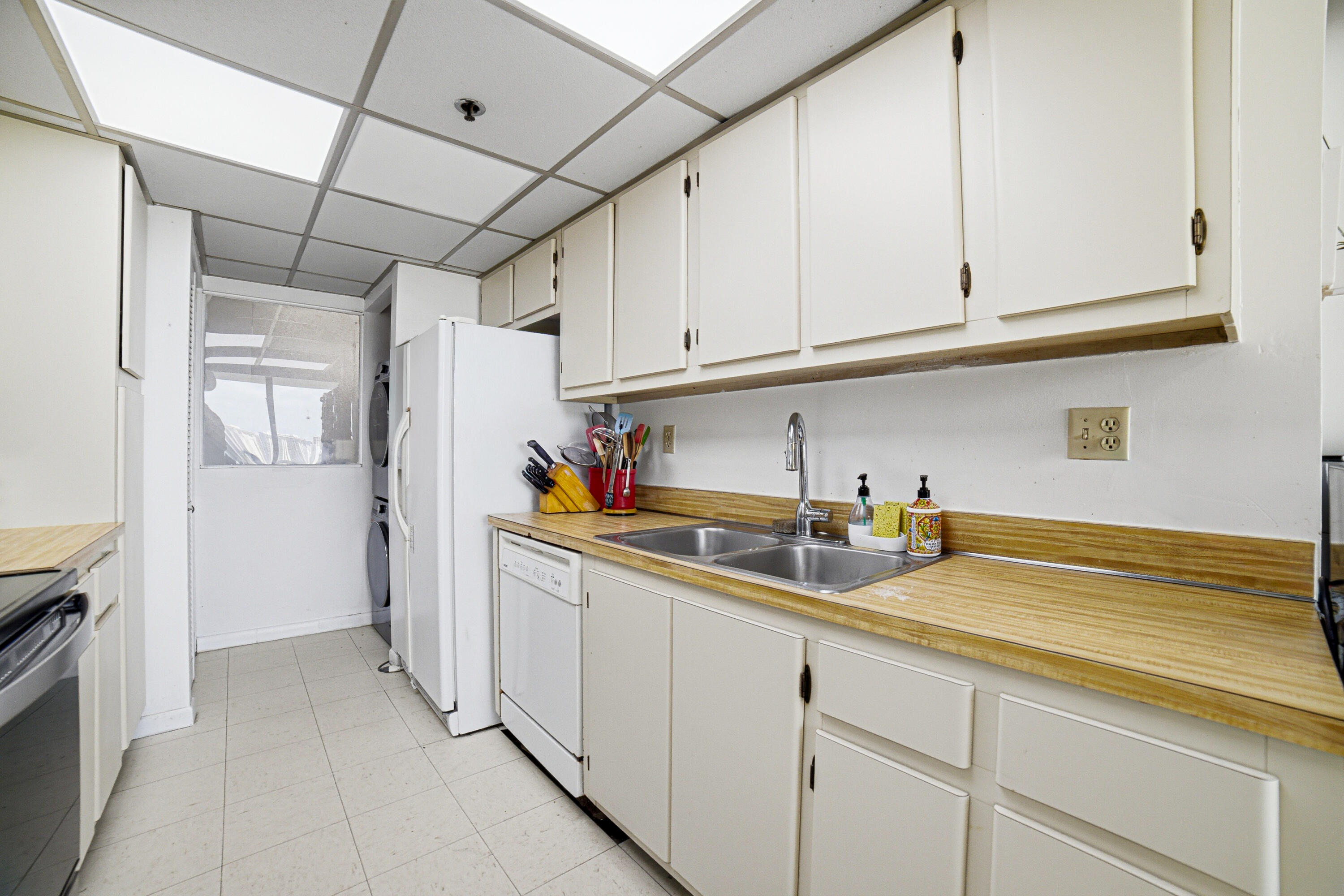 WINSTON TOWERS 600 CONDO - Residential