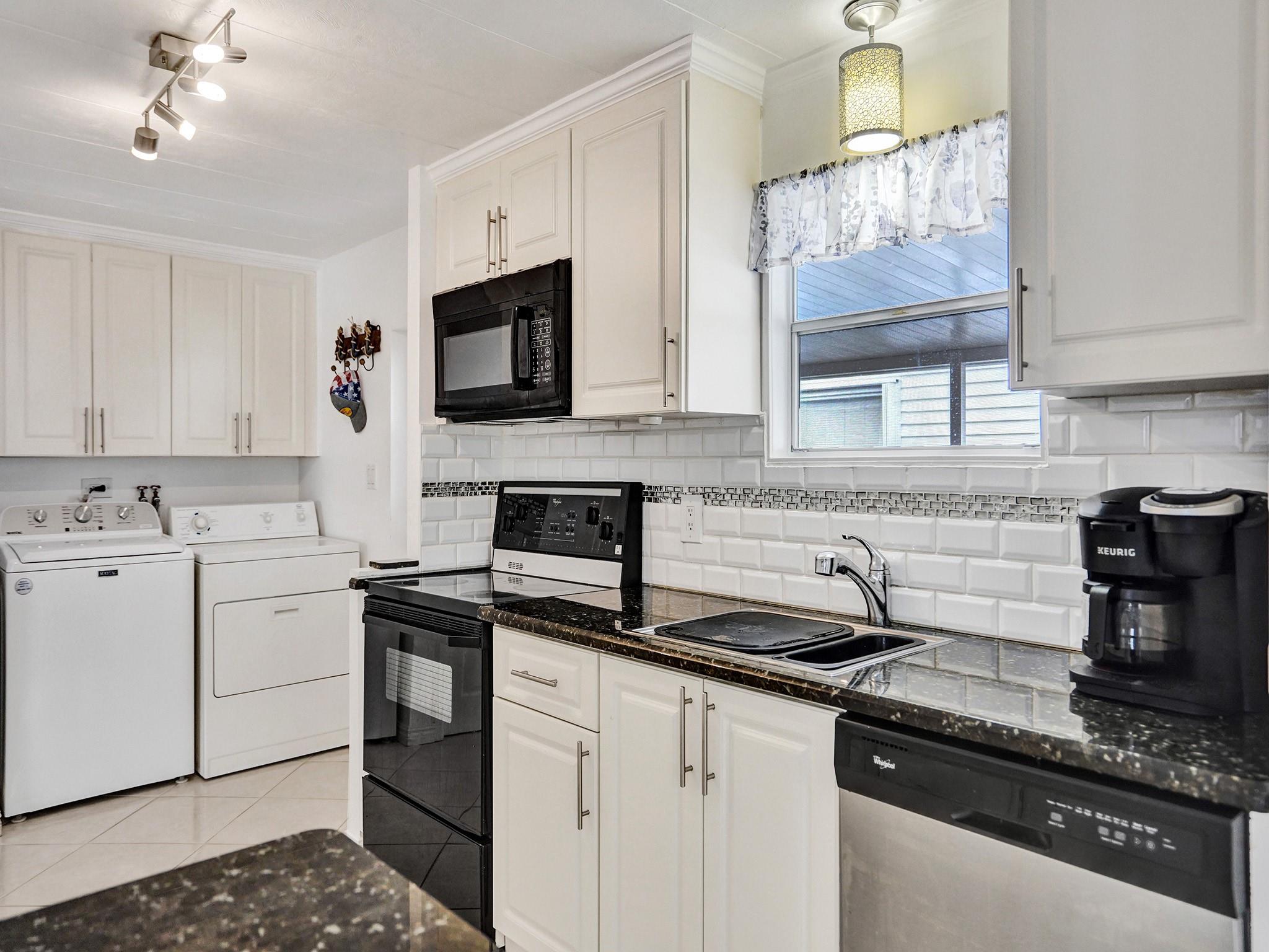 RAVENSWOOD ESTATES & MARI - Residential