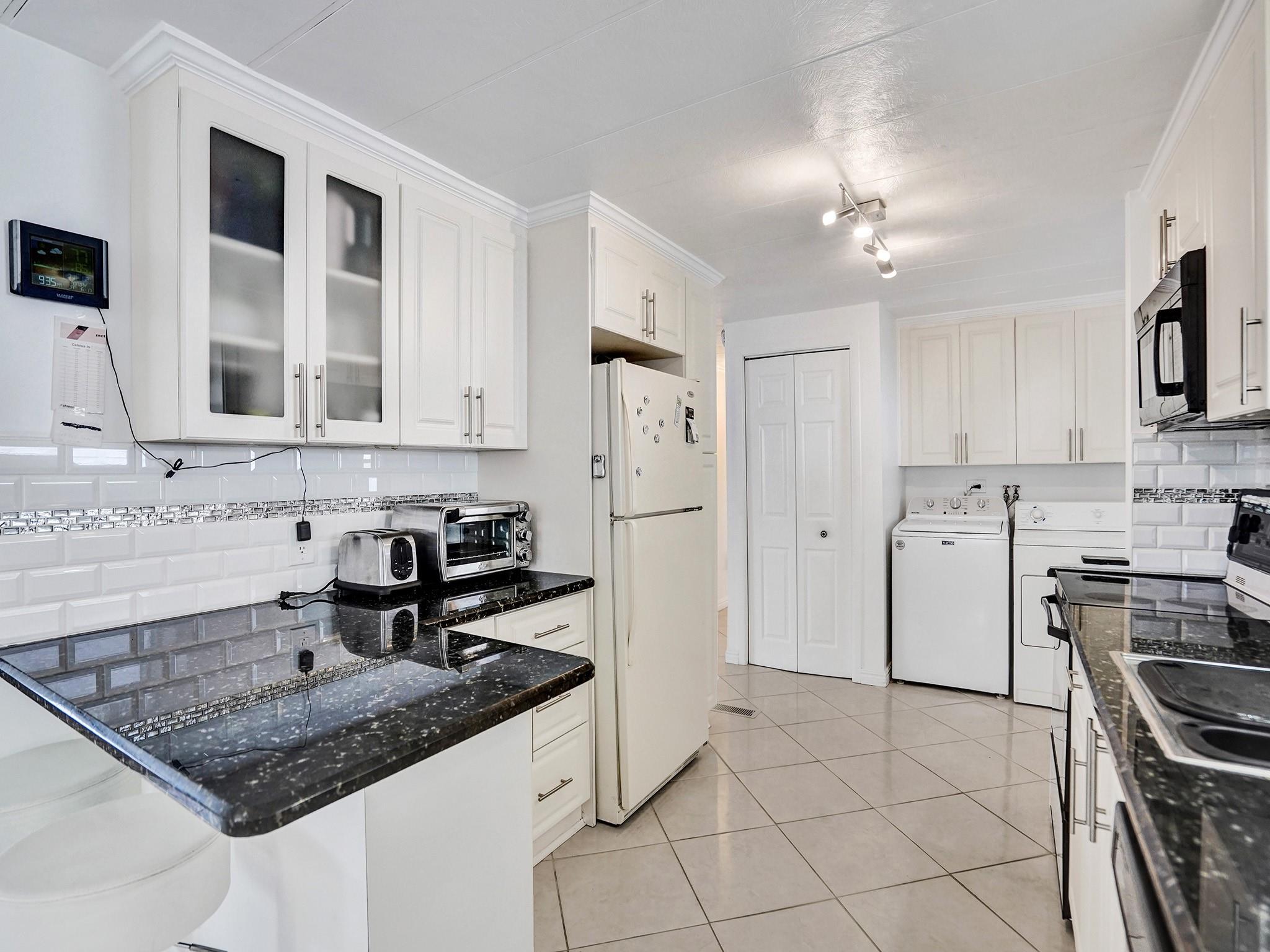 RAVENSWOOD ESTATES & MARI - Residential