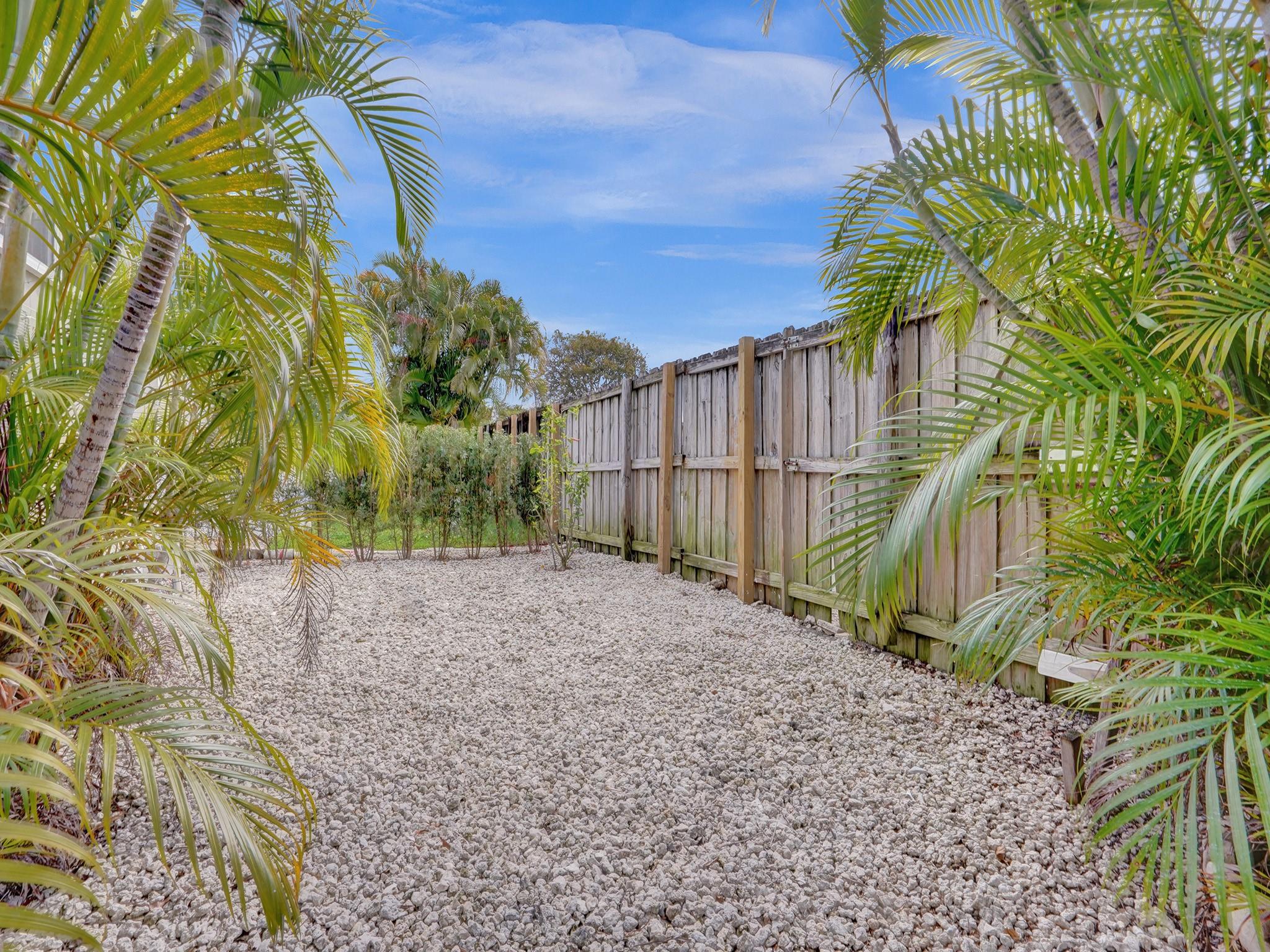 RAVENSWOOD ESTATES & MARI - Residential