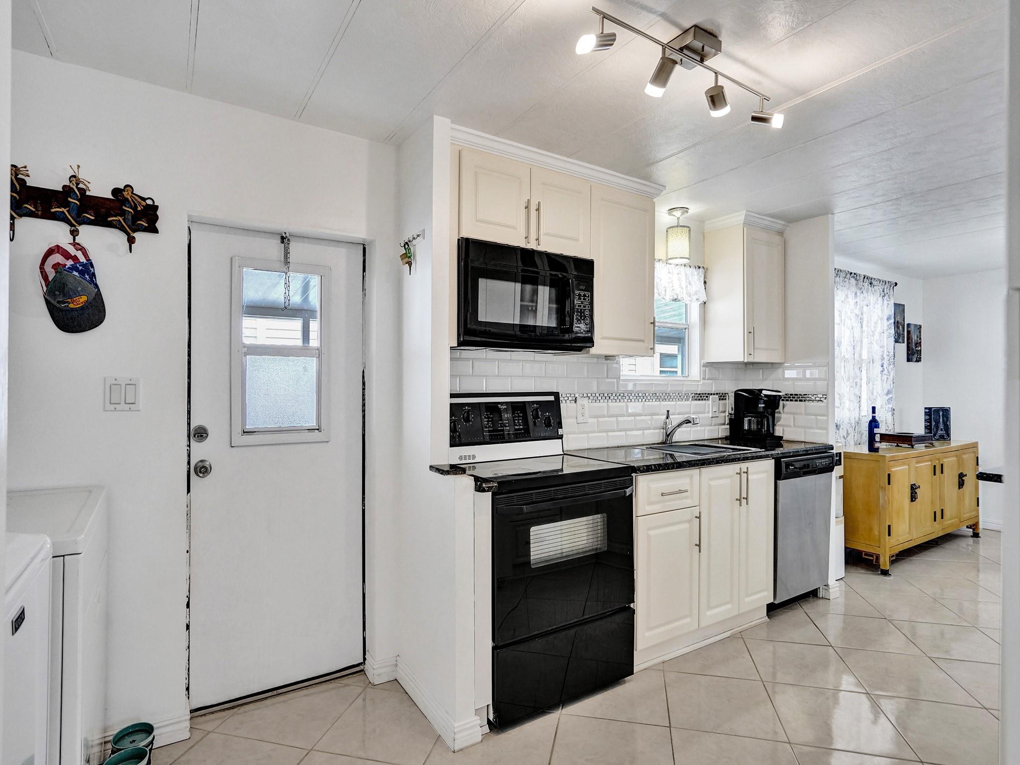 RAVENSWOOD ESTATES & MARI - Residential
