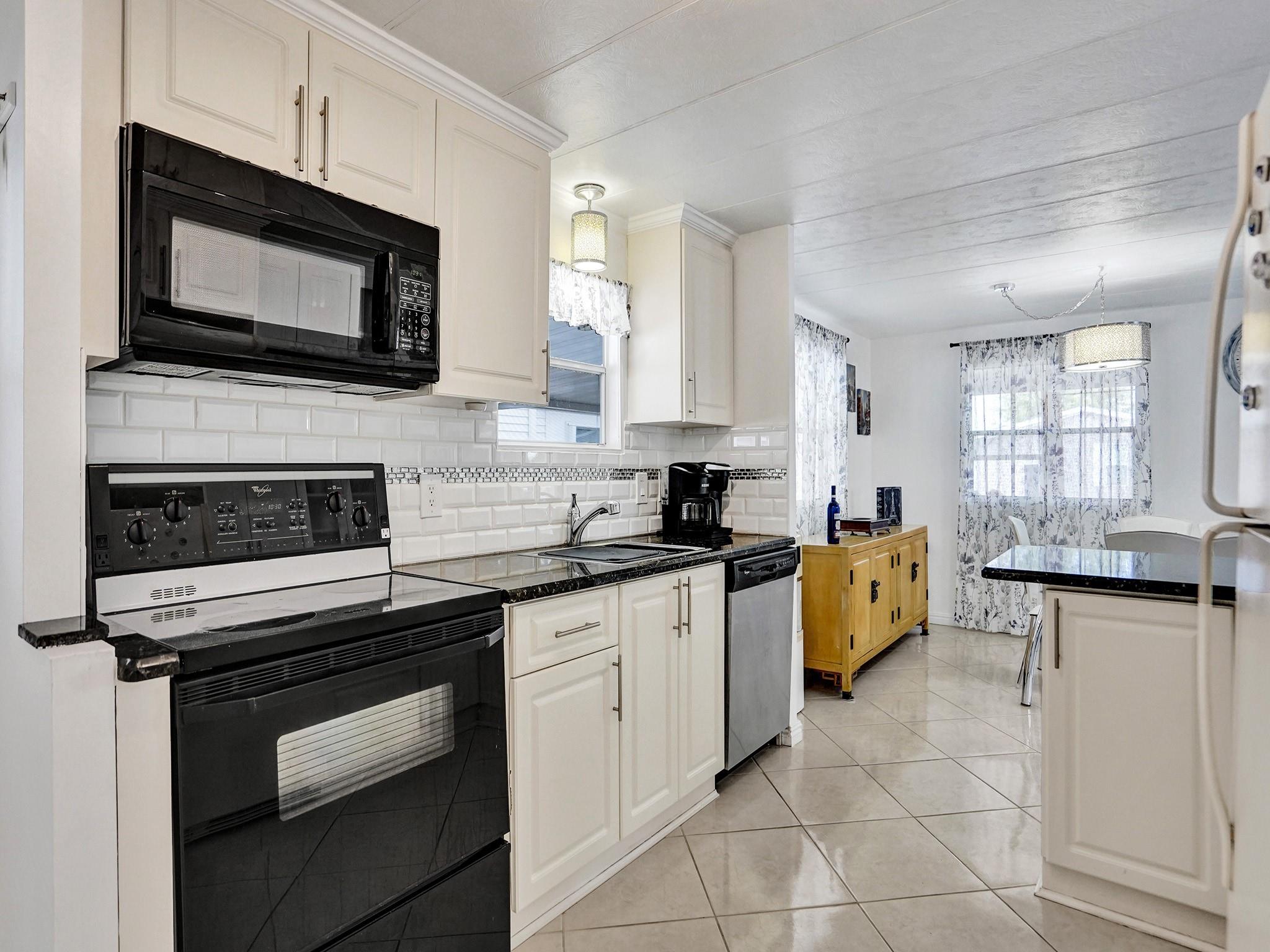 RAVENSWOOD ESTATES & MARI - Residential