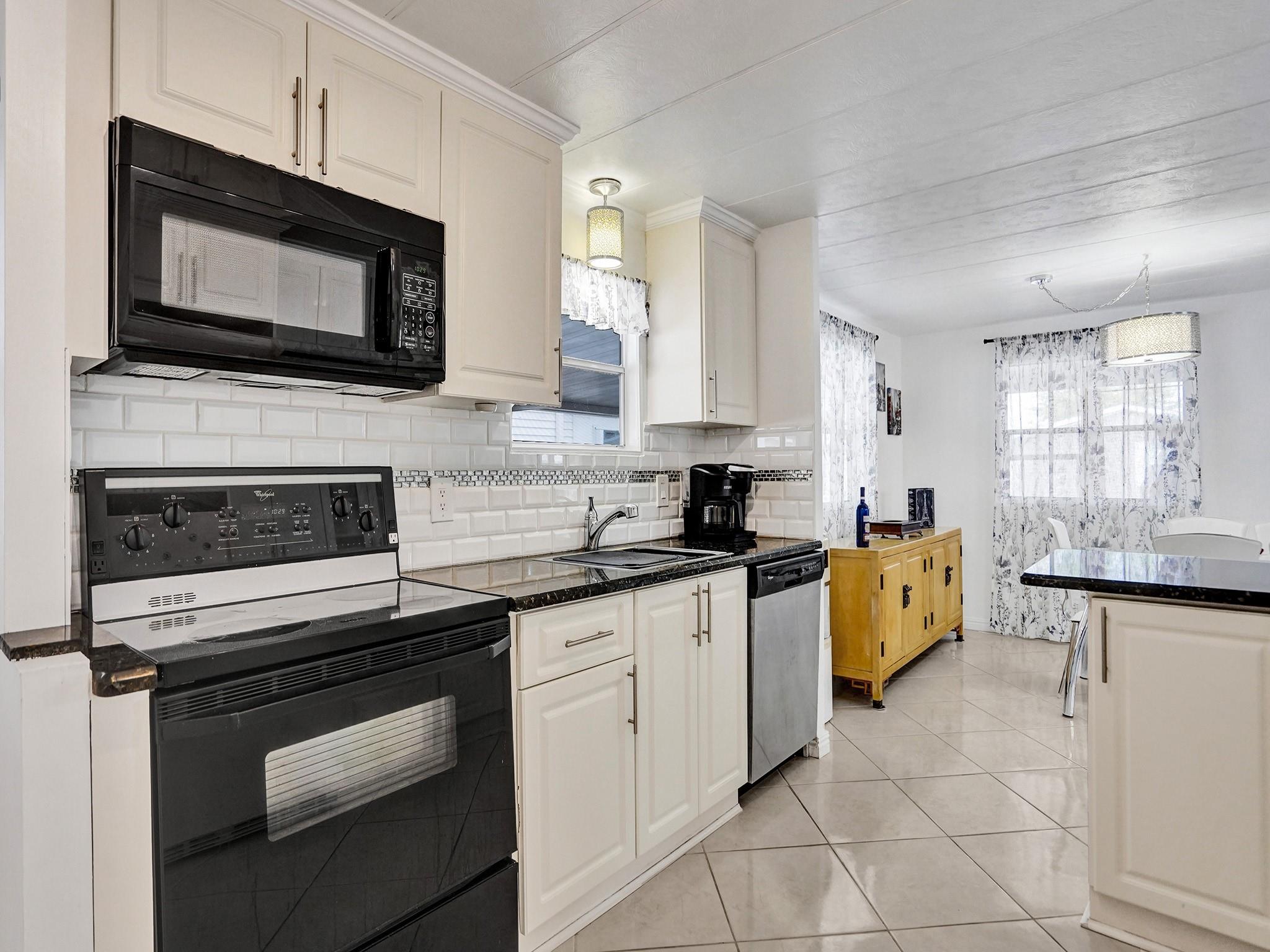 RAVENSWOOD ESTATES & MARI - Residential