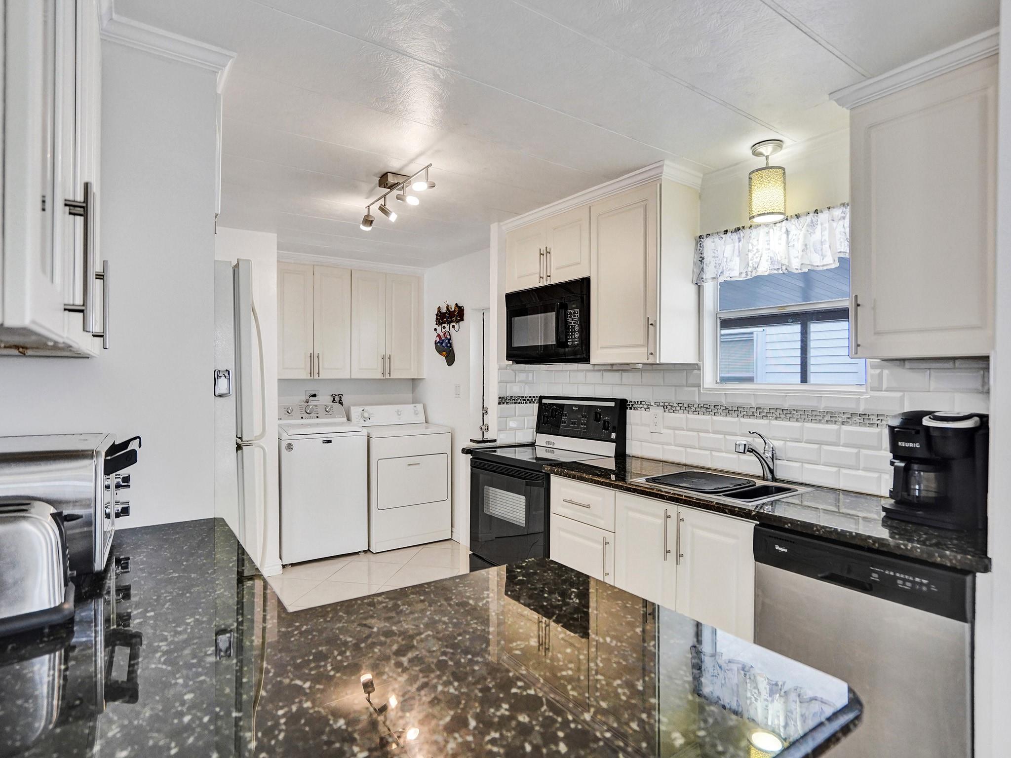 RAVENSWOOD ESTATES & MARI - Residential