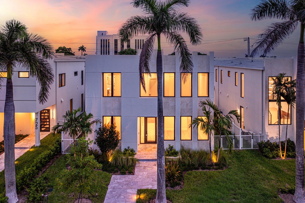 Photo of 731 SE 4th Avenue, Delray Beach, FL 33483 (MLS # B26090714)