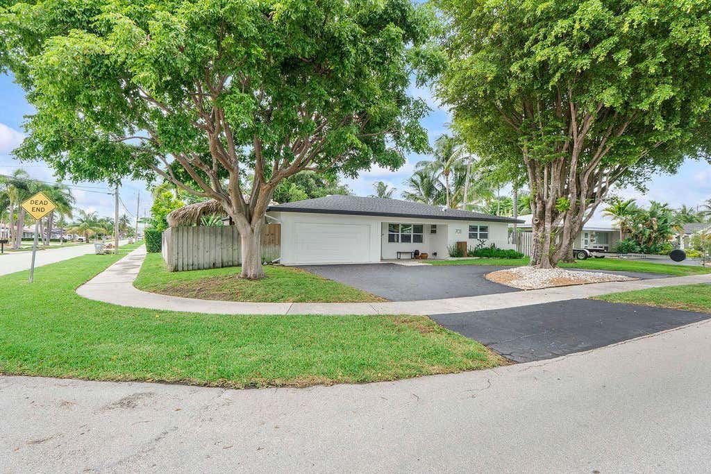 Photo of 701 SE 5th Court, Pompano Beach, FL 33060 (MLS # B26046213)
