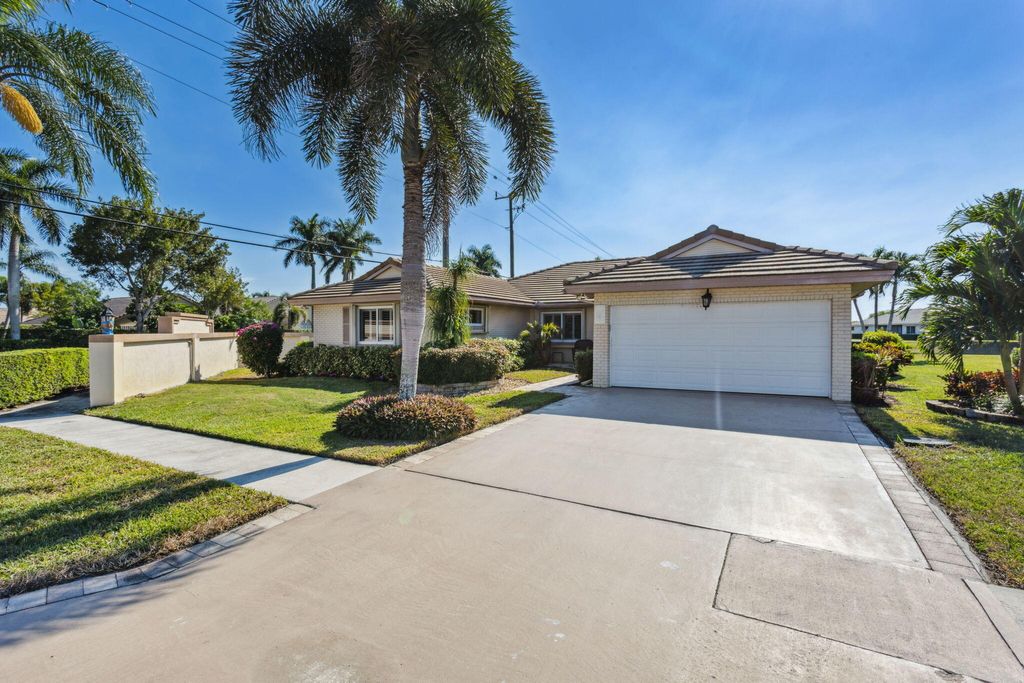 Photo of 10506 Greentrail Drive S, Boynton Beach, FL 33436 (MLS # R11043722)