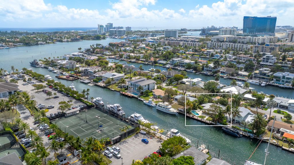 Photo of 1601 SE 12th Court, Fort Lauderdale, FL 33316 (MLS # B26022233)