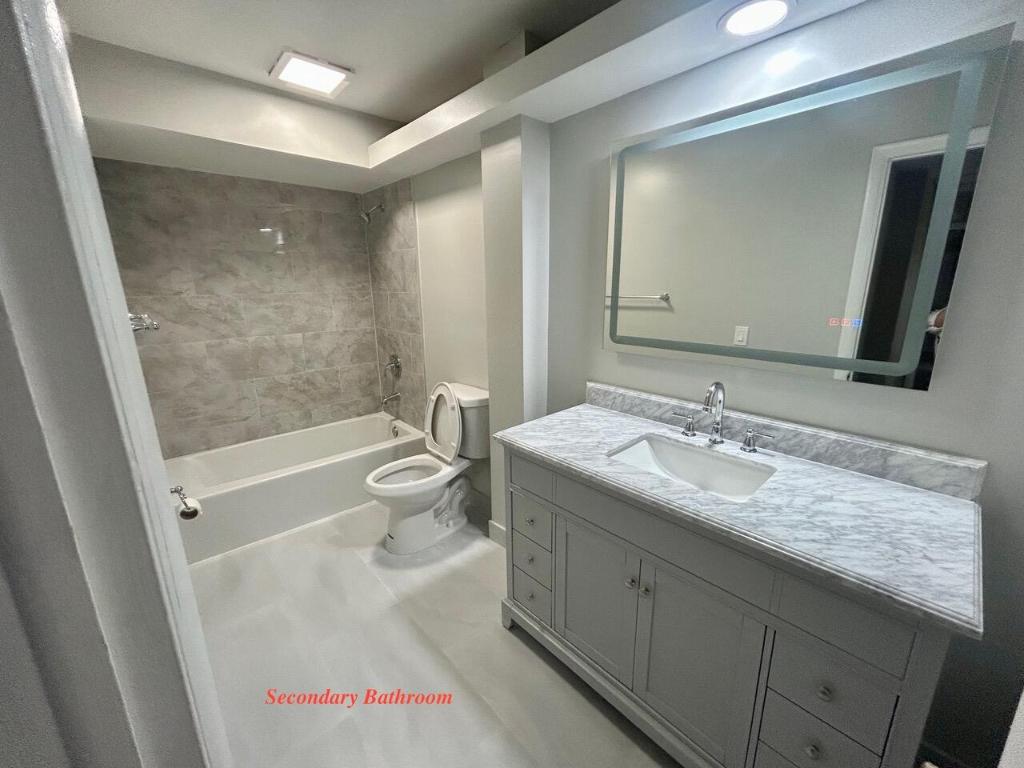 WOODLAKE VILLAGE TOWNHOMES CONDO - Residential