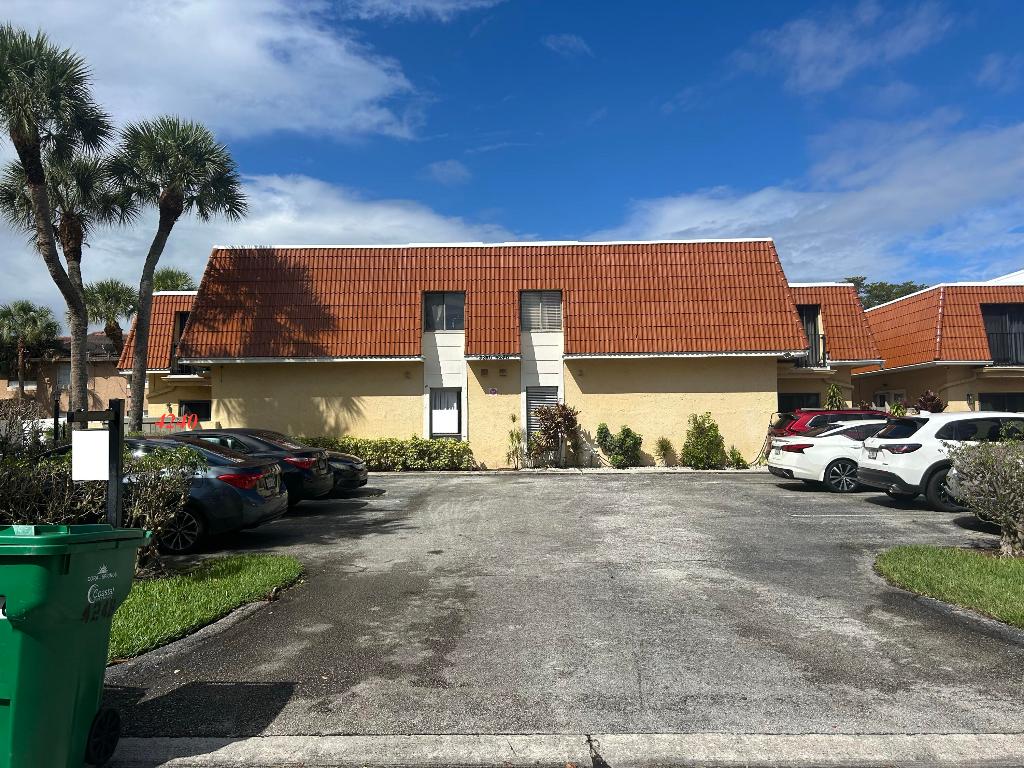 WOODLAKE VILLAGE TOWNHOMES CONDO - Residential