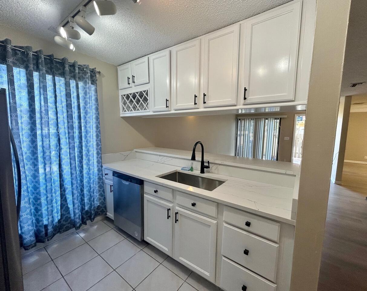 WOODLAKE VILLAGE TOWNHOME - Residential