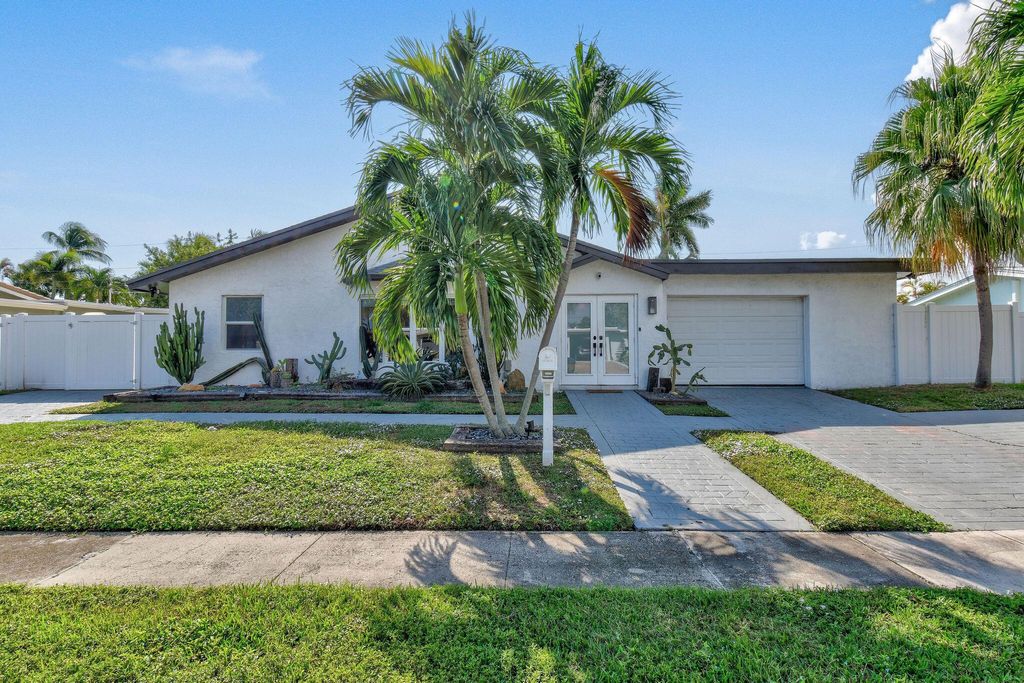 Photo of 912 SE 15th Court, Deerfield Beach, FL 33441 (MLS # R11143672)