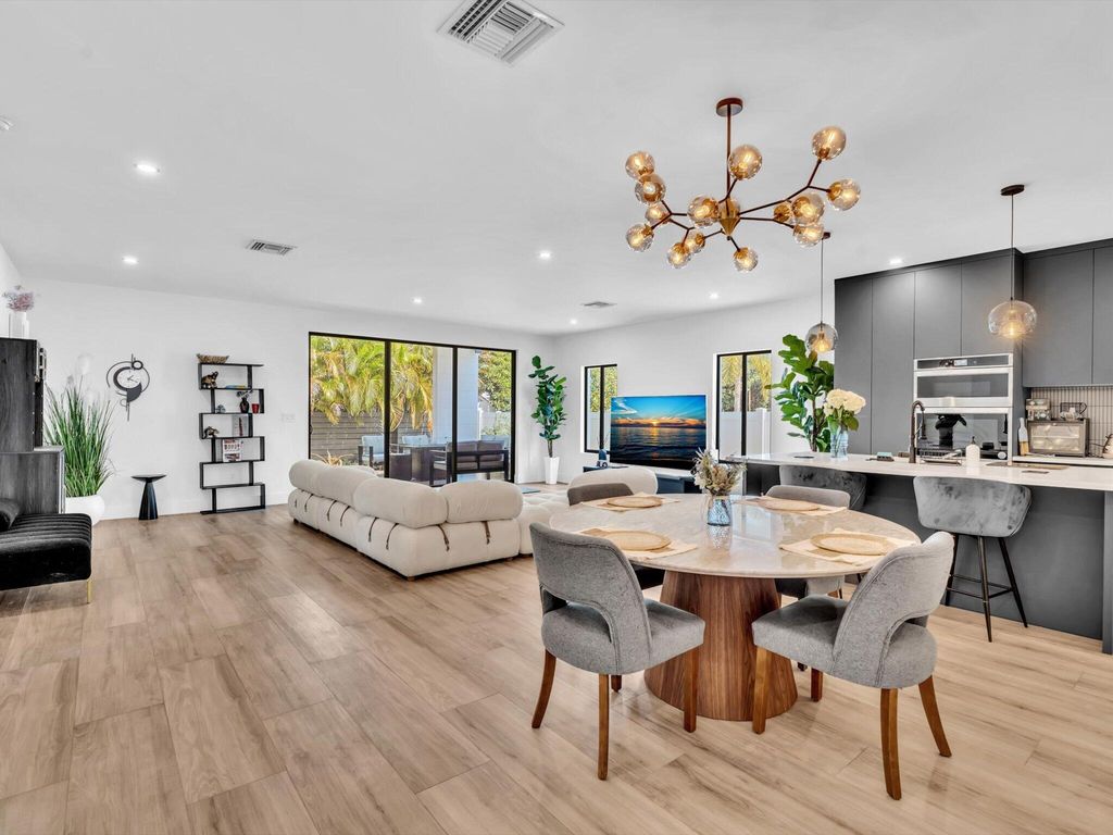 Photo of 913 NE 15th Street, Fort Lauderdale, FL 33304 (MLS # B26017710)