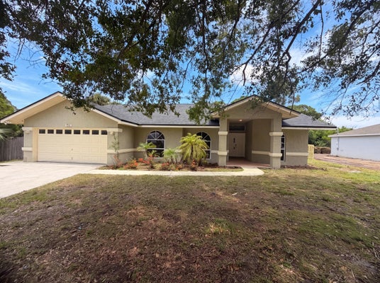 711 SE CELTIC AVE, PORT SAINT LUCIE, FL 34983 - Image 4b71d830db241f0018a7dcf93de41ae2/3209337474