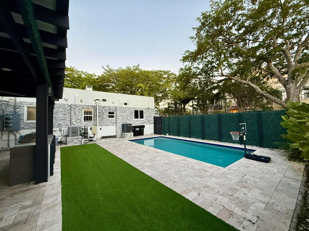 Photo of 701 NE 17 Way, Fort Lauderdale, FL 33304 (MLS # B26027853)