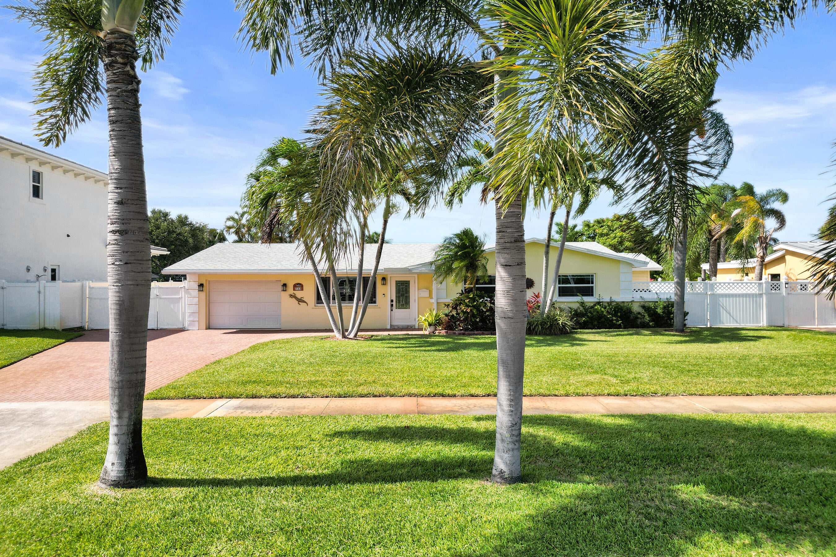 733 JACANA Way