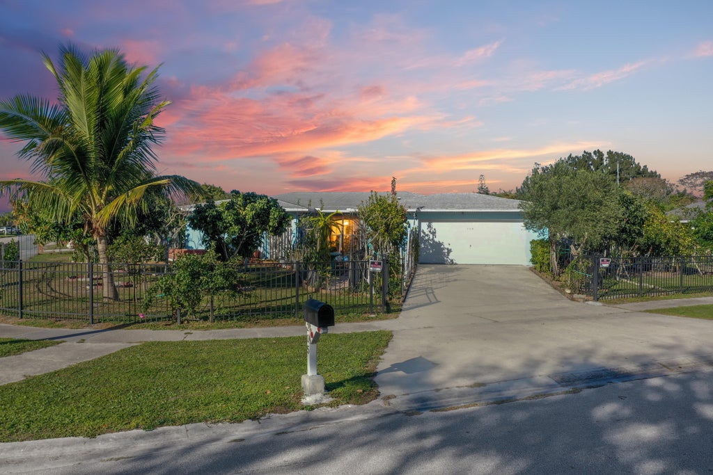 Photo of 205 NE Ardsley Drive, Port Saint Lucie, FL 34983 (MLS # R11156168)