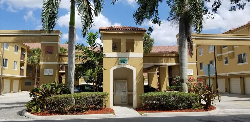 Beautiful 2/2 Condo in the Heart of Plantation! Excellent price 
Located in a gated community with a pool, clubhouse, and on-site management, this spacious unit is freshly painted,  clean, and move-in ready. The location is phenomenal — walking distance to shopping, dining, and just minutes from major roads.
Includes one-car garage and additional parking.