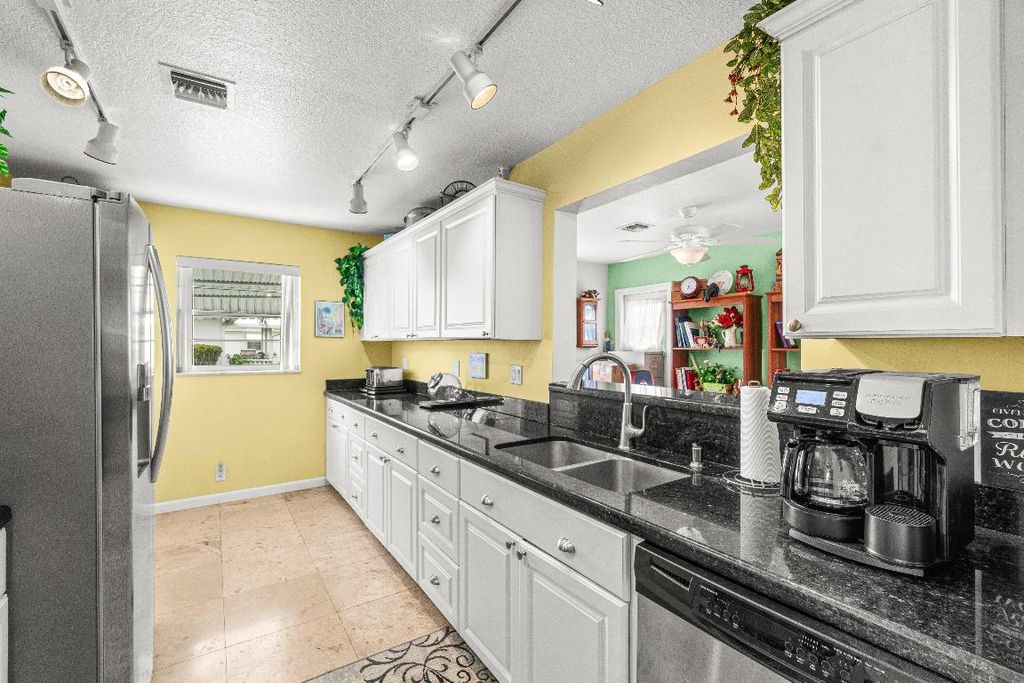 Photo of 1009 SW 3rd Avenue, Boynton Beach, FL 33426 (MLS # R11155200)