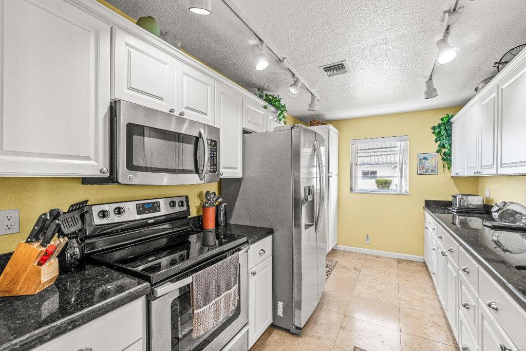 Photo of 1009 SW 3rd Avenue, Boynton Beach, FL 33426 (MLS # R11155200)