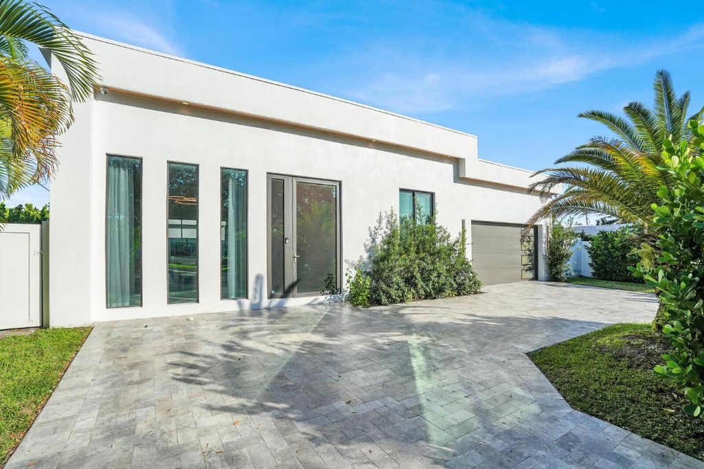 Photo of 828 NW 2nd Avenue, Boca Raton, FL 33432 (MLS # R11154583)