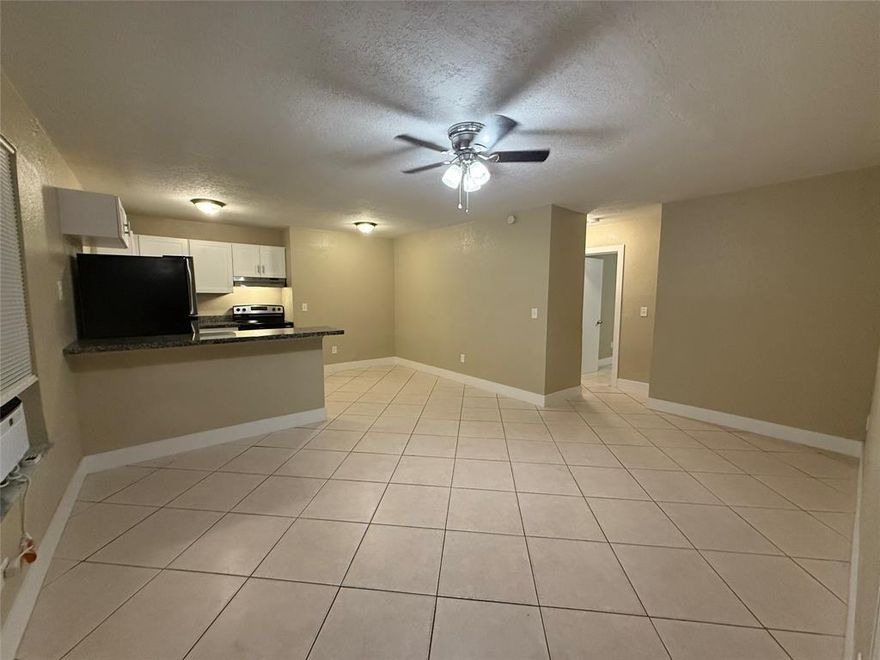 **Spacious 1/1 that has been remodeled with granite counters, stainless steel appliances, and new finishes throughout. Tenant pays an additional $60/month for electricity. Water is included**